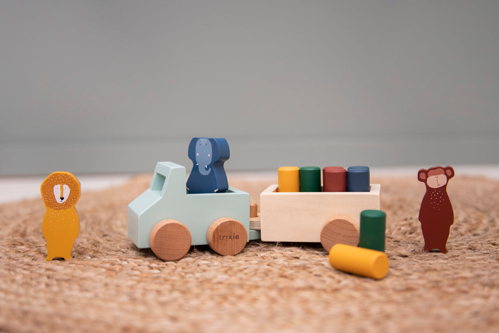 Holzauto mit Anhängern und Tieren "Animals" I Trixie